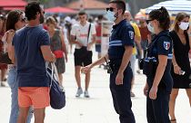 Des policiers français demandent aux passants de porter un masque, Biarritz, France, le 3 août 2020