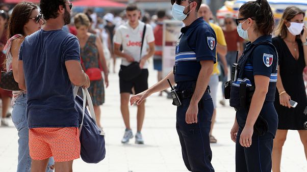 Des policiers français demandent aux passants de porter un masque, Biarritz, France, le 3 août 2020 Des policiers français demandent aux passants de porter un masque, Biarritz, France, le 3 août 2020