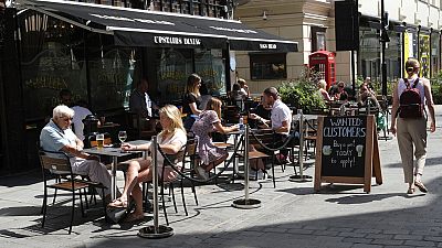 Restaurante com a mensagem "Querem-se clientes", em Londres