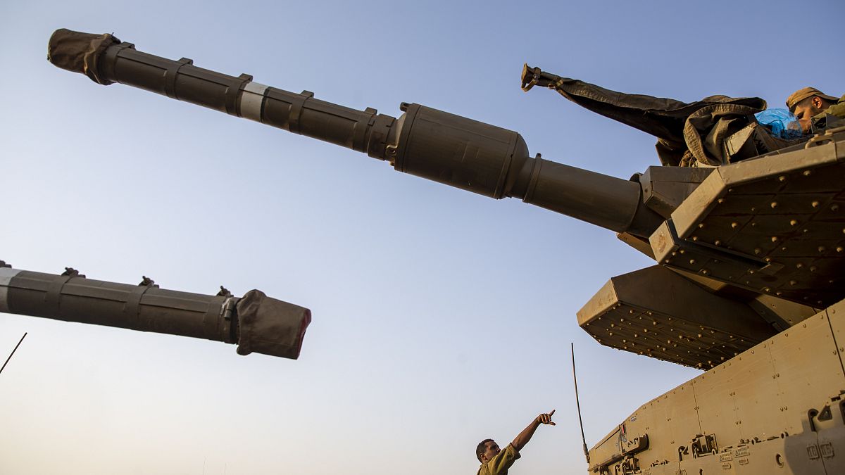 جنود إسرائيليون يعملون على دبابات في مرتفعات الجولان 28 يوليو 2020