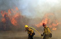 Πυροσβέστες δίνουν μάχη με τις φλόγες