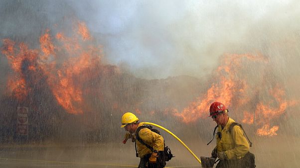 Πυροσβέστες δίνουν μάχη με τις φλόγες Πυροσβέστες δίνουν μάχη με τις φλόγες