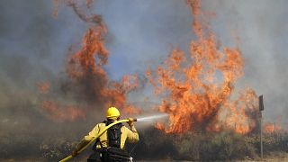 L'incendio a Santa Clarita. La lotta dei pompieri contro il fuoco.