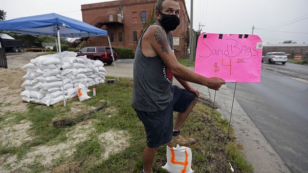 Michael Bledsoe vend des sacs de sable à l'approche de la tempête tropicale Isaias à Wilmington, en Caroline du Nord, le lundi 3 août 2020 Michael Bledsoe vend des sacs de sable à l'approche de la tempête tropicale Isaias à Wilmington, en Caroline du Nord, le lundi 3 août 2020