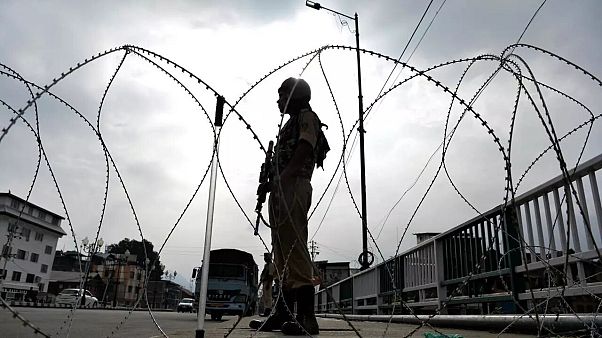 Hindistan protestoları engellemek için Cammu Keşmir'de sokağa çıkma yasağı ilan etti Hindistan protestoları engellemek için Cammu Keşmir'de sokağa çıkma yasağı ilan etti