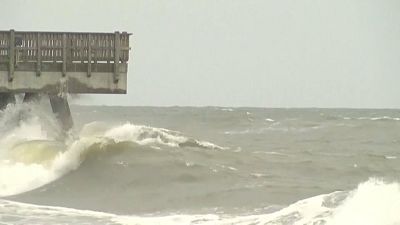 صور للإعصار يضرب الشواطئ الأمريكية 