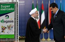 À gauche, une affiche du supermarché iranien Megasis à Caracas. À droite, Hassan Rohani et Nicolas Maduro, à Téhéran, le 23 novembre 2015 (archives)