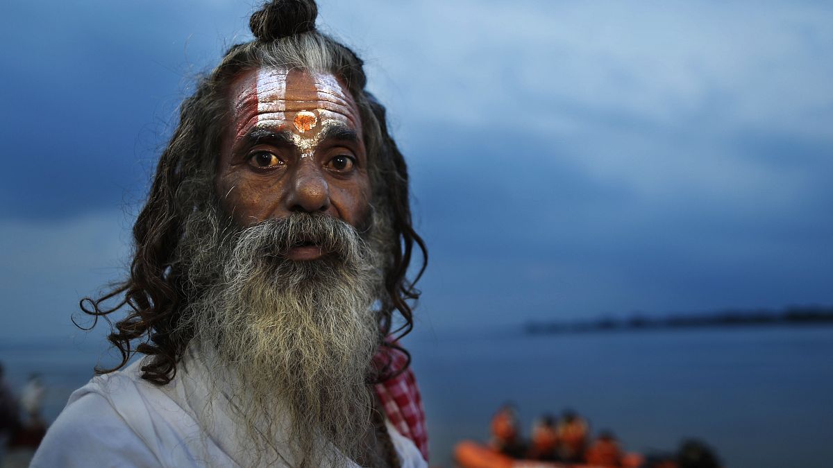 رجل مقدس هندوسي يستعد للاحتفال في معبد للإله الهندوسي رام بأيوديا، في ولاية أوتار براديش الهندية