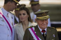 El rey Juan Carlos I junto al rey Felipe VI y la reina Letizia durante un acto oficial