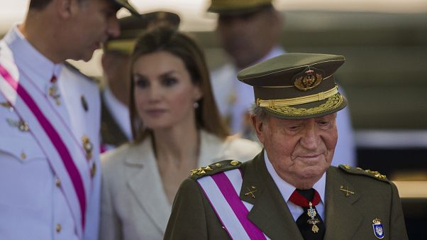 El rey Juan Carlos I junto al rey Felipe VI y la reina Letizia durante un acto oficial El rey Juan Carlos I junto al rey Felipe VI y la reina Letizia durante un acto oficial