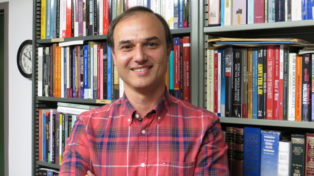 Profesör Ahmet Kuru