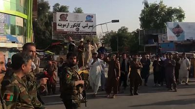 تشویق نیروهای امنیتی افغانستان توسط مردم جلال آباد