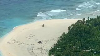 Pasifik'te bir adada mahsur kalan denizciler kumsala yazdıkları 'SOS' sayesinde bulundu