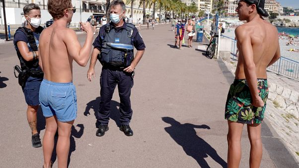 Des policiers informent les gens du port obligatoire du masque sur la "Promenade des Anglais", à Nice, le 3 août 2020 Des policiers informent les gens du port obligatoire du masque sur la "Promenade des Anglais", à Nice, le 3 août 2020
