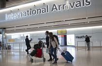 Pasajeros con mascarillas llegan al aeropuerto londinense de Heathrow, 8/10/2021