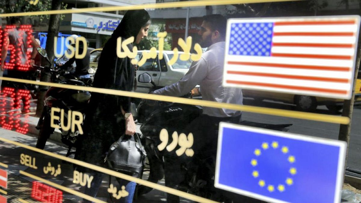 تابلوی قیمت‌ها و ویترین یک صرافی در تهران
