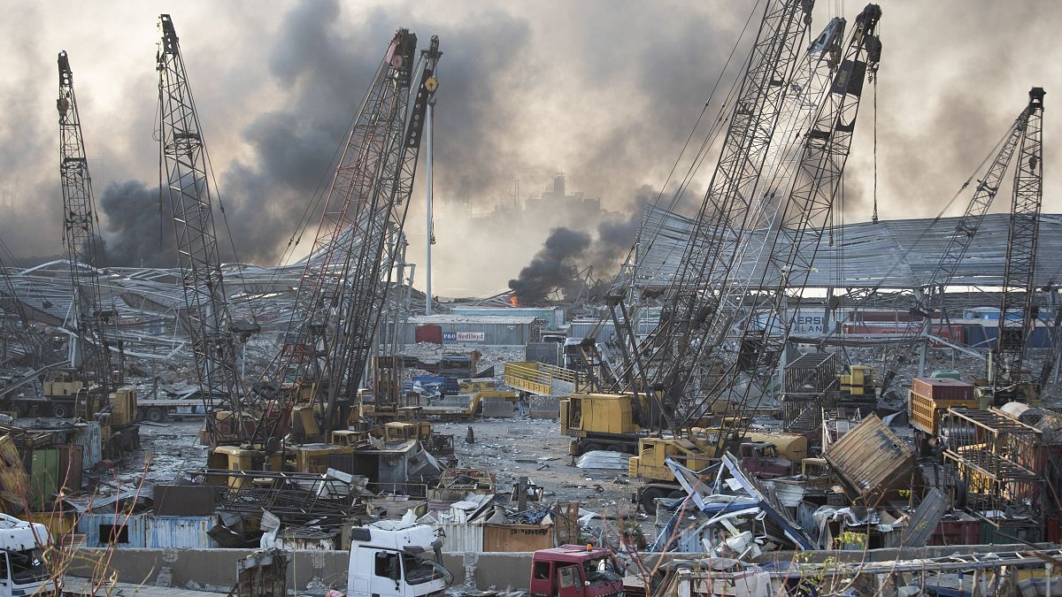 Destrozos en el puerto de Beirut tras la enorme explosión