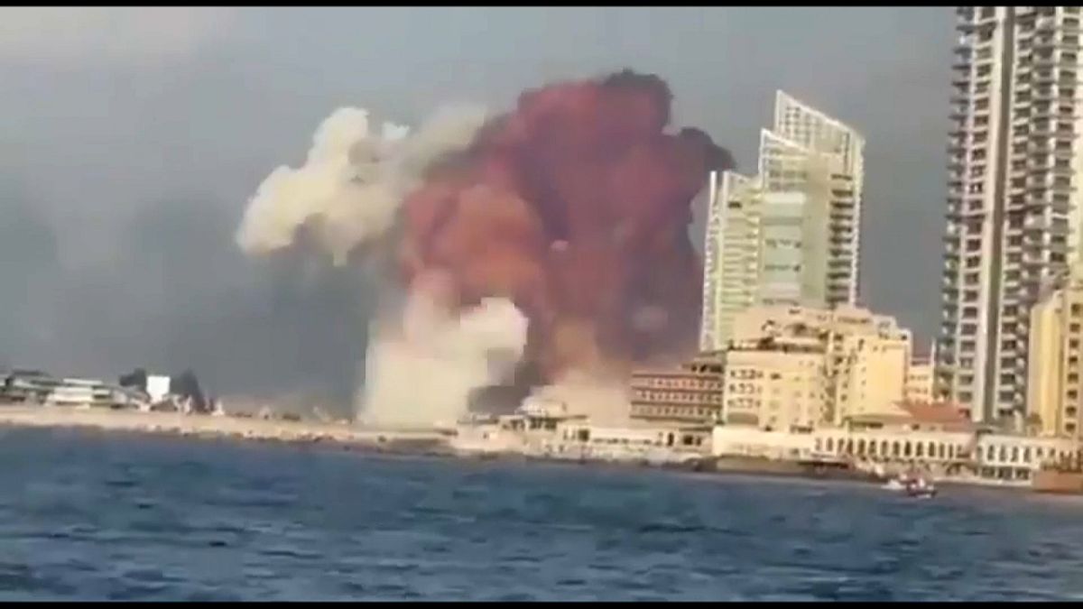 Imensa explosão arrasa porto de Beirute e provoca milhares de vítimas