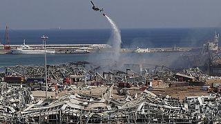 Un hélicoptère militaire largue de l'eau sur les lieux de l'explosion, Beyrouth, Liban, le 5 août 2020