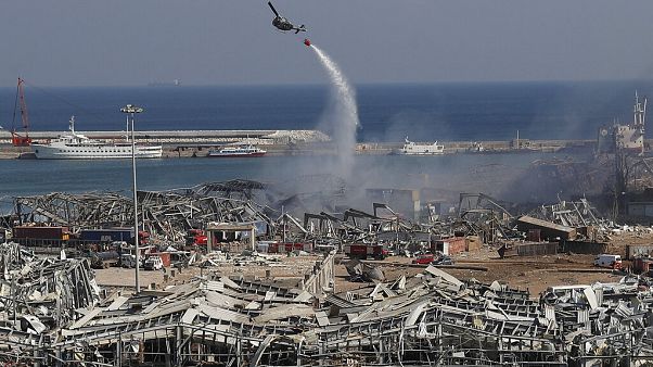 Un hélicoptère militaire largue de l'eau sur les lieux de l'explosion, Beyrouth, Liban, le 5 août 2020 Un hélicoptère militaire largue de l'eau sur les lieux de l'explosion, Beyrouth, Liban, le 5 août 2020
