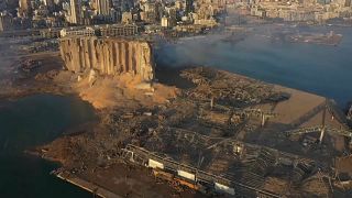 El puerto de Beirut destruído por una tremenda explosión