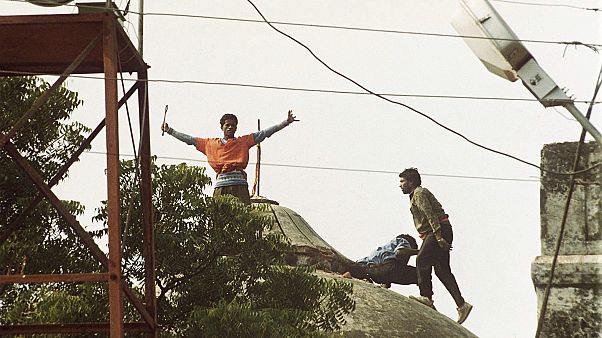 Hindistan'da 1527 yılında inşa edilen Babür Camisi (Babri Masjid) 1992 yılında radikal Hindularca yıkılmıştı. (Caminin kubbesindeki radikal Hindular) Hindistan'da 1527 yılında inşa edilen Babür Camisi (Babri Masjid) 1992 yılında radikal Hindularca yıkılmıştı. (Caminin kubbesindeki radikal Hindular)