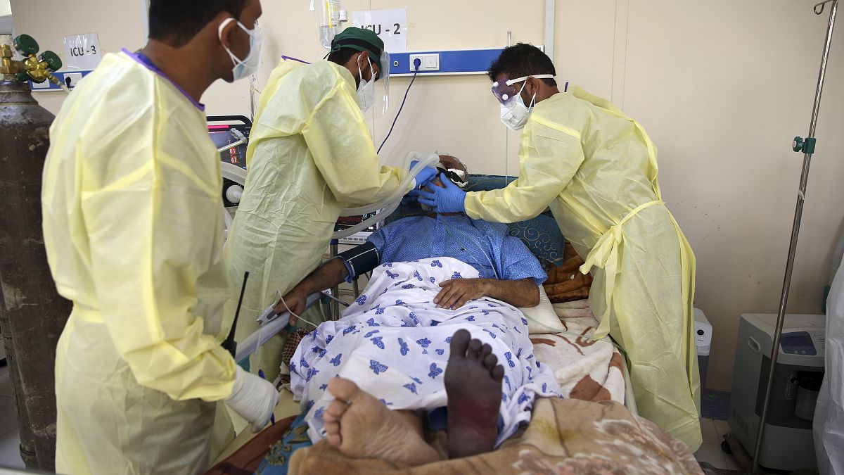 مريض بكورونا يخضع للعلاج في مستشفى بأفغانستان 