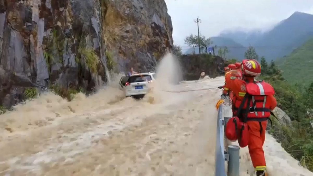 Китайские спасатели вызволили путешественников из водной ловушки