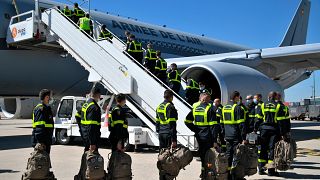 Rescatadores de la Seguridad Civil francesa abordan un avión militar en el aeropuerto de Roissy con destino al Líbano, el 5 de agosto de 2020.