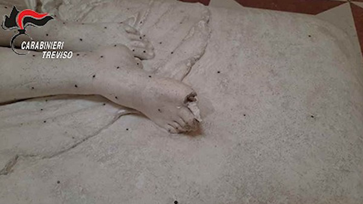 Tarihi eserlerle poz veren turist, 200 yıllık heykelin parmaklarını kırdı