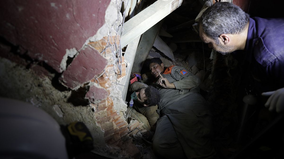 Soldados libaneses buscan supervivientes tras una explosión masiva en Beirut, Líbano, el 5 de agosto de 2020. 
