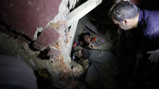 Soldados libaneses buscan supervivientes tras una explosión masiva en Beirut, Líbano, el 5 de agosto de 2020. Soldados libaneses buscan supervivientes tras una explosión masiva en Beirut, Líbano, el 5 de agosto de 2020.