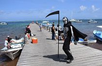 Sur les plages du Mexique, un homme déguisé en "grande faucheuse" veut faire fuir les touristes
