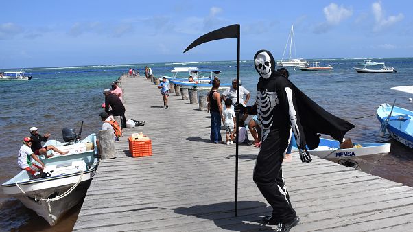 Sur les plages du Mexique, un homme déguisé en "grande faucheuse" veut faire fuir les touristes Sur les plages du Mexique, un homme déguisé en "grande faucheuse" veut faire fuir les touristes
