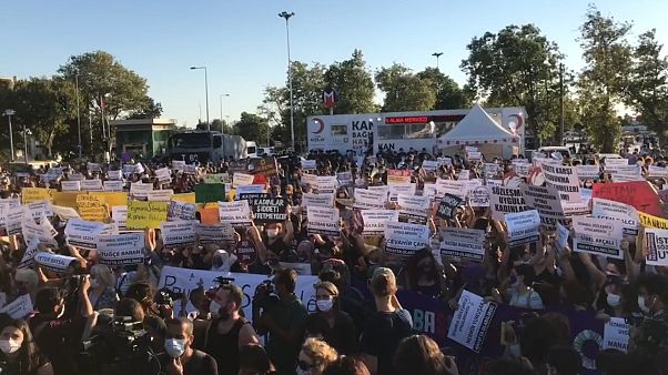 İstanbul’da kadınlar ‘İstanbul Sözleşmesi’ için toplandı İstanbul’da kadınlar ‘İstanbul Sözleşmesi’ için toplandı