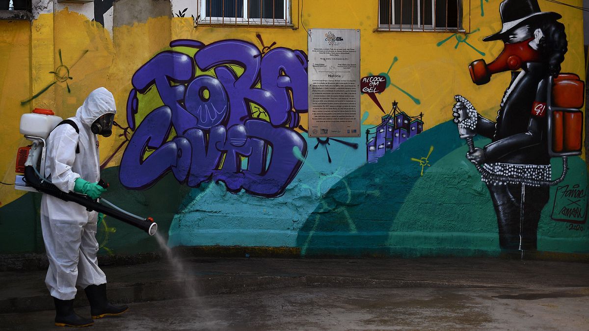 Désinfection dans la Favela de Santa Marta à Rio de Janeiro, au Brésil, le 1er août 2020