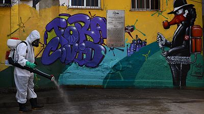 Désinfection dans la Favela de Santa Marta à Rio de Janeiro, au Brésil, le 1er août 2020