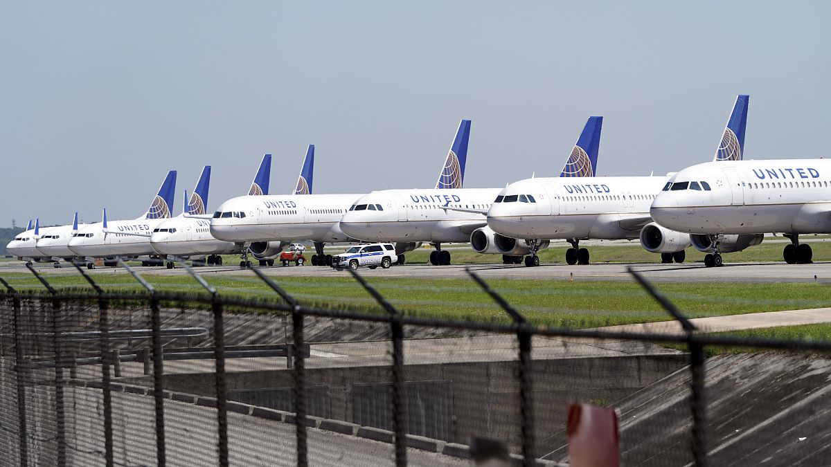 طائرات يونايتد ايرلاينز متوقفة في مطار جورج بوش انتركونتننتال بسبب تقليص عدد رحلاتها جراء فايروس كورونا