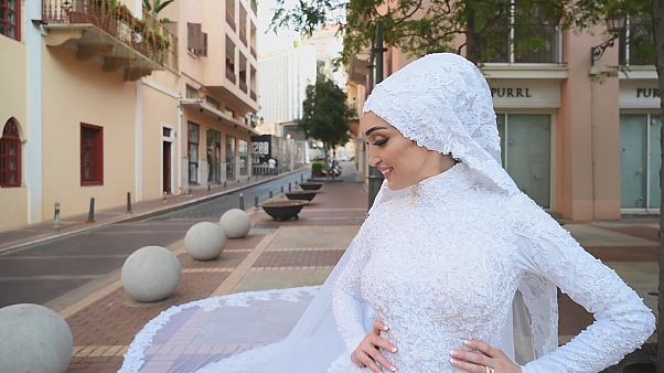 Lübnan'daki patlama esnasında düğün fotoğrafı için poz veren Israa Seblani