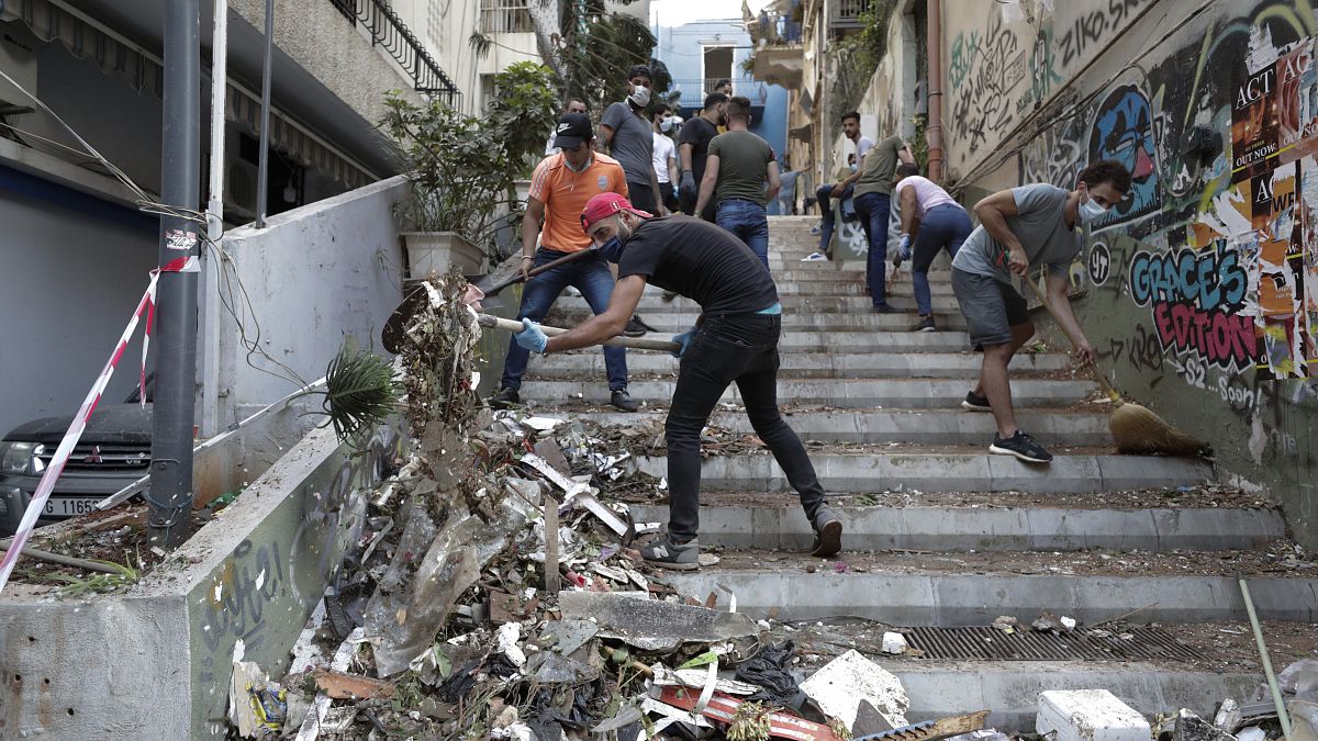 مواطنون ينظفون الشوارع والأحياء بعد الإنفجار الضخم الذي هز بيروت 
