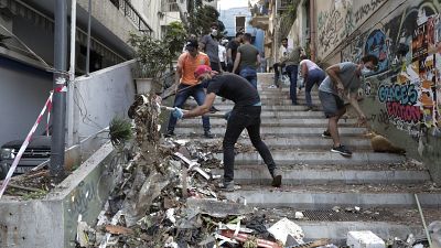 Cientos de personas limpian los escombros de la ciudad con palas y escobas para reestablecer un cierto "orden" en Beirut. El 5 de agosto de 2020.