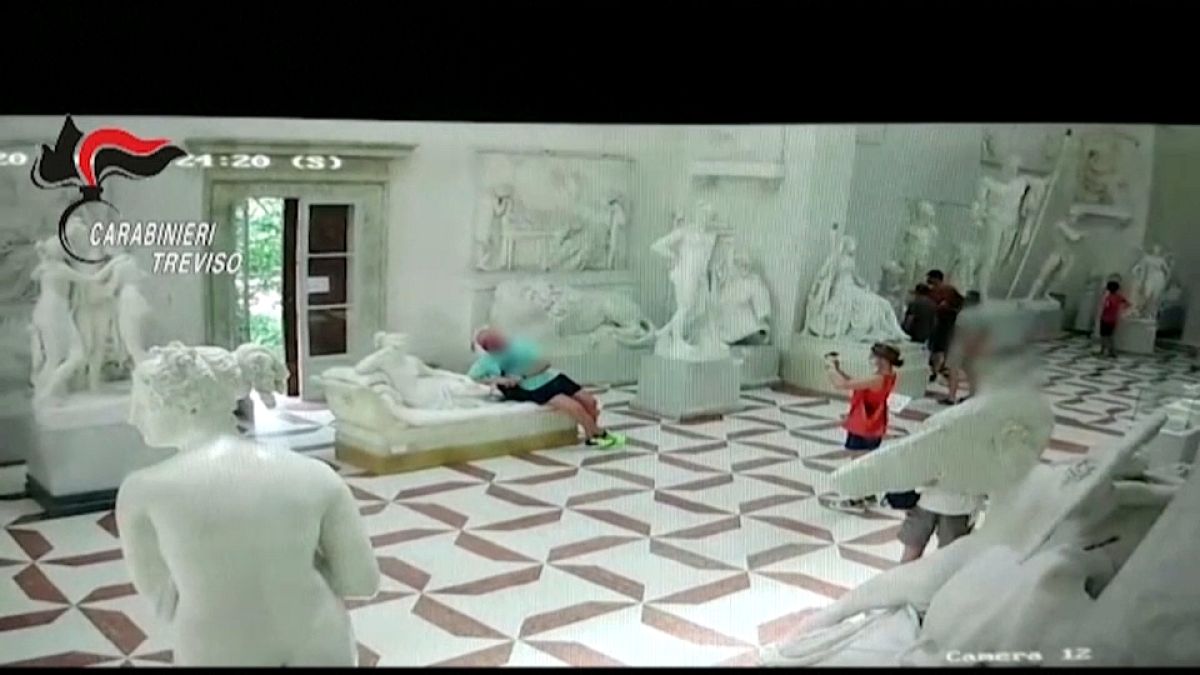 Turista destroi dedos dos pés de uma estátua de Canova