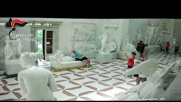 Identificado el hombre que rompió la escultura de Paulina Bonaparte Identificado el hombre que rompió la escultura de Paulina Bonaparte