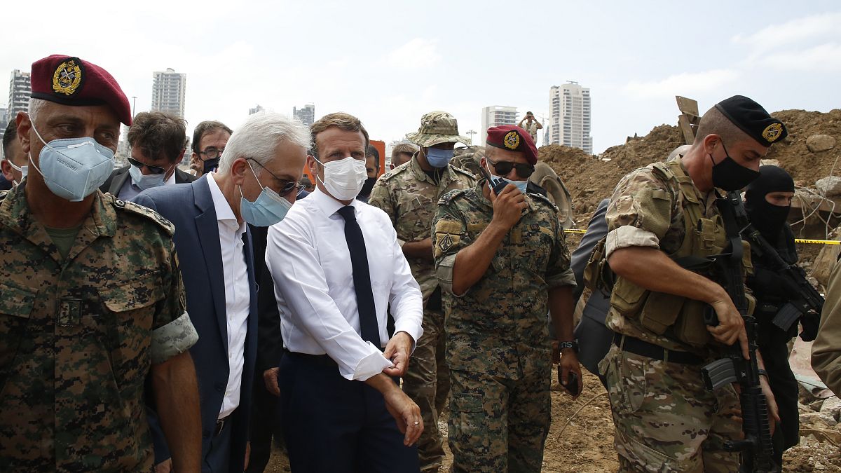 الرئيس الفرنسي إيمانويل ماكرون أثناء زيارته لموقع الانفجار في العاصمة اللبنانية