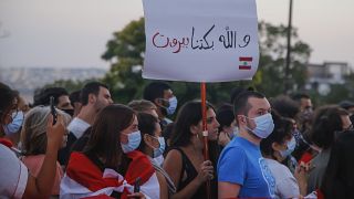 الجالية اللبنانية في باريس أثناء الوقفة الاحتجاجية أمام كنيسة القلب المقدس تخليداً لذكرى ضحايا انفجار بيروت