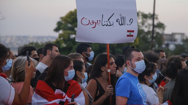 الجالية اللبنانية في باريس أثناء الوقفة الاحتجاجية أمام كنيسة القلب المقدس تخليداً لذكرى ضحايا انفجار بيروت الجالية اللبنانية في باريس أثناء الوقفة الاحتجاجية أمام كنيسة القلب المقدس تخليداً لذكرى ضحايا انفجار بيروت