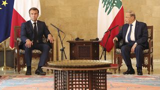 Il presidente francese Emmanuel Macron, a sinistra, e il suo omologo Michel Aoun all'aeroporto di Beirut