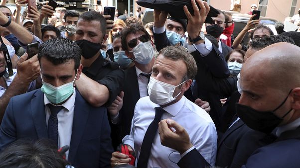Emmanuel Macron visita el barrio libanés de Gemayzeh, que sufrió grandes daños por la explosión que destruyó el puerto marítimo de Beirut, Líbano. 6 de agosto de 2020. Emmanuel Macron visita el barrio libanés de Gemayzeh, que sufrió grandes daños por la explosión que destruyó el puerto marítimo de Beirut, Líbano. 6 de agosto de 2020.