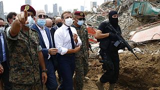El presidente de Francia, Emmanuel Macron, visita el lugar de la explosión en Beirut