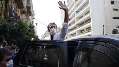 Emmanuel Macron in Siegerpose nach einem Rundgang durch die Straßen von Beirut
